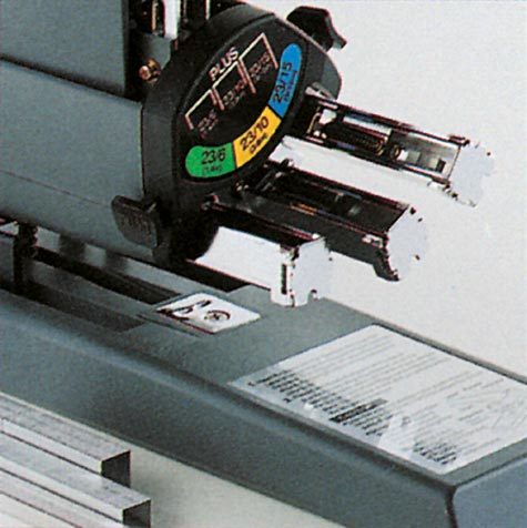 gbc Cucitrice PLUS con 3 caricatori di punti diversi 3 caricatori frontali con 3 misure di punti: 23-6 (da 2 a 25 fogli); 23-10 (da 26 a 65 fogli); 23-15 (da 66 a 130 fogli). 3 guide portapunti autobloccanti da 100 punti ciascuna. Cuce fino a 130 fogli.