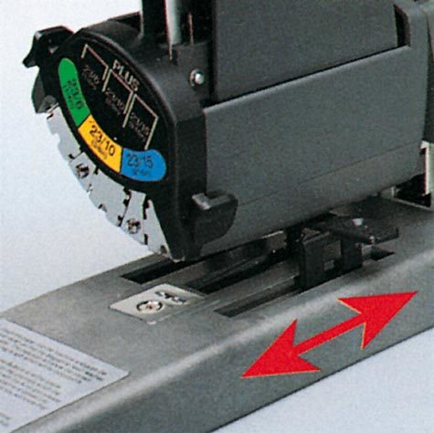 gbc Cucitrice PLUS con 3 caricatori di punti diversi 3 caricatori frontali con 3 misure di punti: 23-6 (da 2 a 25 fogli); 23-10 (da 26 a 65 fogli); 23-15 (da 66 a 130 fogli). 3 guide portapunti autobloccanti da 100 punti ciascuna. Cuce fino a 130 fogli.