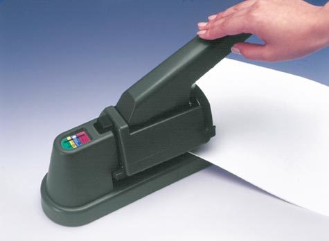 gbc Cucitrice PLUS con 3 caricatori di punti diversi 3 caricatori frontali con 3 misure di punti: 23-6 (da 2 a 25 fogli); 23-10 (da 26 a 65 fogli); 23-15 (da 66 a 130 fogli). 3 guide portapunti autobloccanti da 100 punti ciascuna. Cuce fino a 130 fogli.