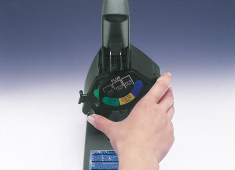 gbc Cucitrice PLUS con 3 caricatori di punti diversi 3 caricatori frontali con 3 misure di punti: 23-6 (da 2 a 25 fogli); 23-10 (da 26 a 65 fogli); 23-15 (da 66 a 130 fogli). 3 guide portapunti autobloccanti da 100 punti ciascuna. Cuce fino a 130 fogli.