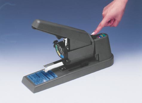 gbc Cucitrice PLUS con 3 caricatori di punti diversi 3 caricatori frontali con 3 misure di punti: 23-6 (da 2 a 25 fogli); 23-10 (da 26 a 65 fogli); 23-15 (da 66 a 130 fogli). 3 guide portapunti autobloccanti da 100 punti ciascuna. Cuce fino a 130 fogli.