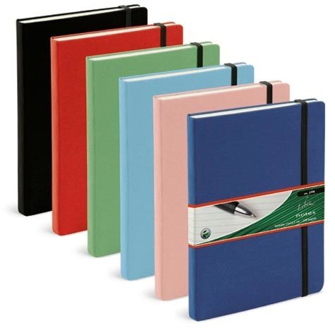 gbc Notes con copertina cartonata in tessuto formato 6,5x10,5cm, 80 pagine, con elastico di chiusura. Colori assortiti.