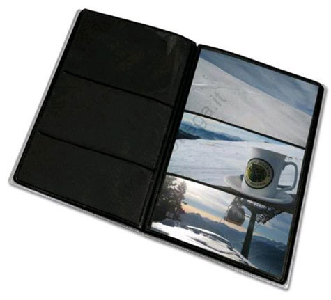 gbc Album foto a tasca per 96 foto. Ogni facciata contiene 3 foto 10x15cm Formato volume 17,5x32,5cm. Copertina con soggetto -urban skyline-. Copertina in polipropilene flessibile. Fogli porta foto di color nero.