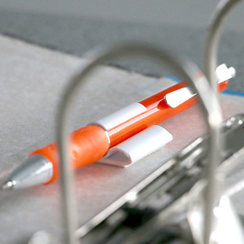 legatoria Portapenne autoadesivo in plastica, 25x25mm BIANCO, altezza 12mm.