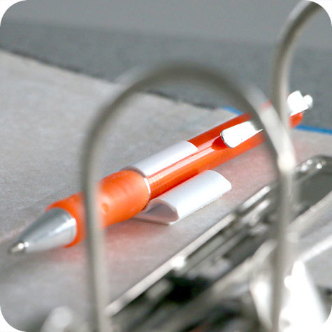 legatoria Portapenne autoadesivo in plastica, 25x25mm BIANCO, altezza 12mm.