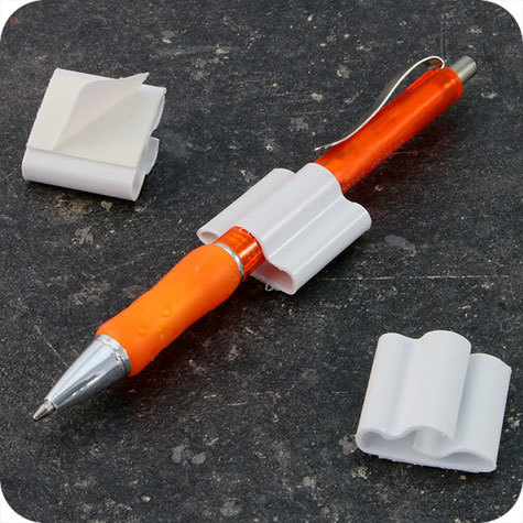 legatoria Portapenne autoadesivo in plastica, 25x25mm BIANCO, altezza 12mm.