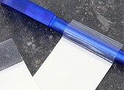 legatoria Portapenne autoadesivo 40x80mm. TRASPARENTE in PLASTICA, altezza 12mm, con asola larga 20mm per infilare la penna. La superficia adesiva molto estesa (40x60mm) leg1022