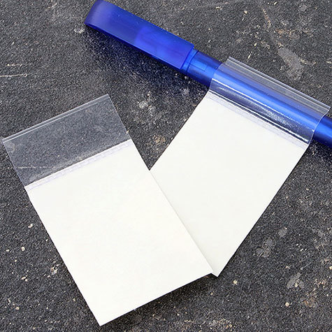 legatoria Portapenne autoadesivo 40x80mm. TRASPARENTE in PLASTICA, altezza 12mm, con asola larga 20mm per infilare la penna. La superficia adesiva molto estesa (40x60mm).