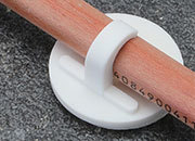 legatoria Portapenne autoadesivo in plastica, 20mm BIANCO, base circolare diametro 20 mm, con molletta a gancio per penne sottili.