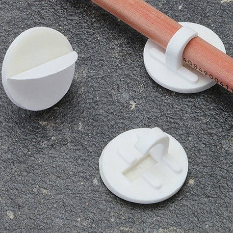 legatoria Portapenne autoadesivo in plastica, 20mm BIANCO, base circolare diametro 20 mm, con molletta a gancio per penne sottili.