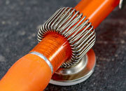 legatoria Portapenne autoadesivo, metallo, 20mm RUOTANTE NICHELATO, base circolare diametro 20 mm, con aggancio flessibile. Adatto a penne di tutte le misure leg2811