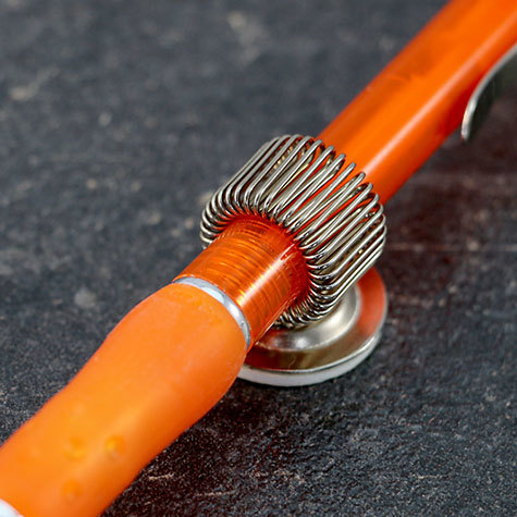 legatoria Portapenne autoadesivo, metallo, 20mm RUOTANTE NICHELATO, base circolare diametro 20 mm, con aggancio flessibile. Adatto a penne di tutte le misure.