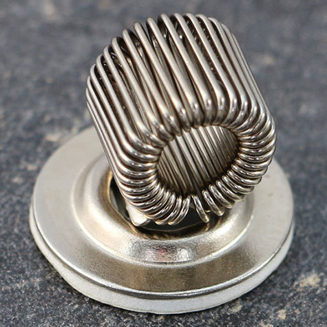 legatoria Portapenne autoadesivo, metallo, 20mm NICHELATO, base circolare diametro 20 mm, con aggancio flessibile. Adatto a penne di tutte le misure.