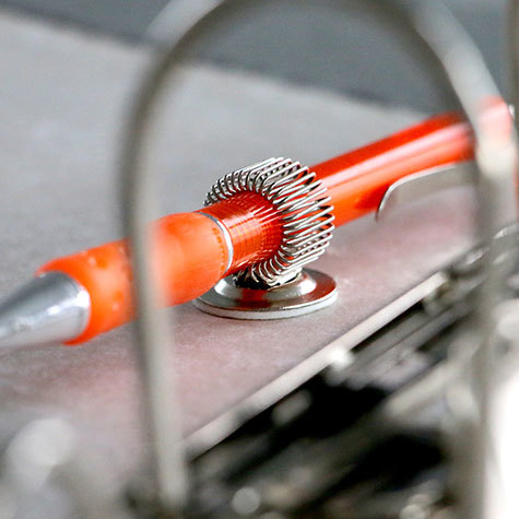 legatoria Portapenne autoadesivo, metallo, 20mm RUOTANTE NICHELATO, base circolare diametro 20 mm, con aggancio flessibile. Adatto a penne di tutte le misure.