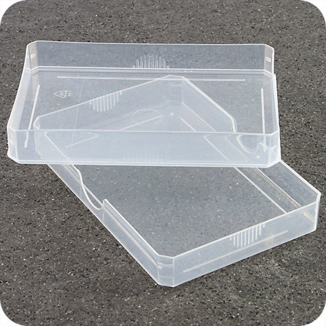 legatoria Portabiglietti da visita 97x67x15mm TRASPARENTE, in polipropilene flessibile, composta di base e coperchio. Si adatta anche ad essere usato come porta carte da gioco.