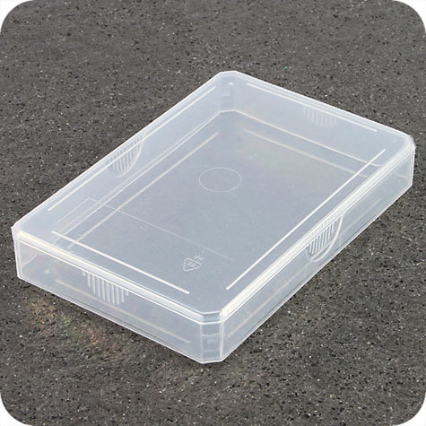 legatoria Portabiglietti da visita 97x67x15mm TRASPARENTE, in polipropilene flessibile, composta di base e coperchio. Si adatta anche ad essere usato come porta carte da gioco.