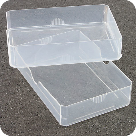 legatoria Portabiglietti da visita 97x67x25mm TRASPARENTE, in polipropilene flessibile, composta di base e coperchio. Si adatta anche ad essere usato come porta carte da gioco.