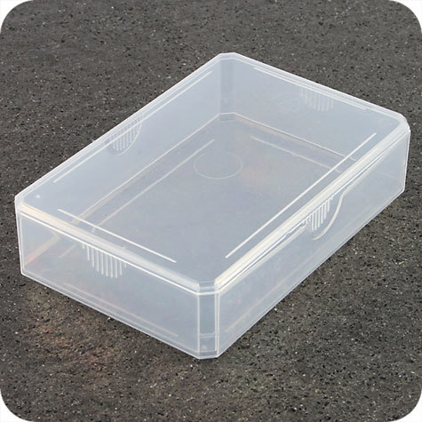 legatoria Portabiglietti da visita 97x67x25mm TRASPARENTE, in polipropilene flessibile, composta di base e coperchio. Si adatta anche ad essere usato come porta carte da gioco.