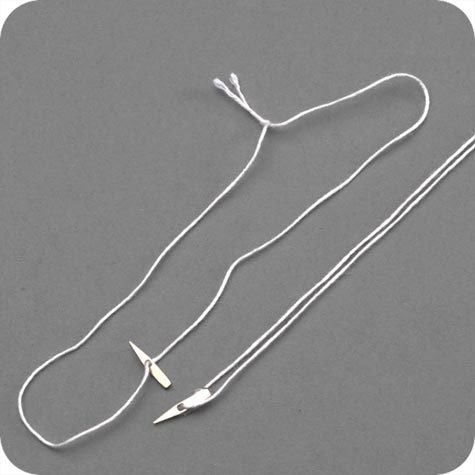 legatoria Fili di sicurezza in cotone con ago metallico e nodo. 160-320mm BIANCO, fissaggio ad ago, lunghezza aperto 320cm, lunghezza chiusa 160cm, con clip metallico. Consentono di attaccare etichette e cartellini senza l�ausilio di pistola sparafili, sono rimovibili solo strappandoli.