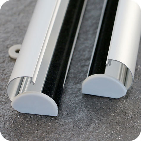 legatoria Listelli appendiposter in alluminio, 297mm in alluminio anodizzato color argento, con cappucci di chiusura e gomma antiscivolo per tutta la lunghezza, spessore 26mm. La stecca superiore  fornita di 2 ganci di appensione. Compresa una seconda stecca per il lato inferiore.