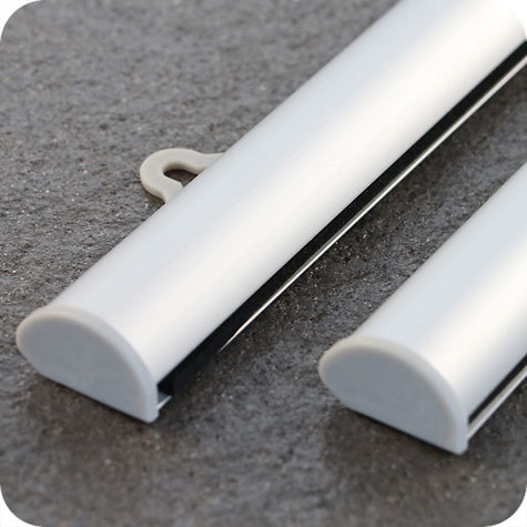 legatoria Listelli appendiposter in alluminio, 594mm in alluminio anodizzato color argento, con cappucci di chiusura e gomma antiscivolo per tutta la lunghezza, spessore 26mm. La stecca superiore  fornita di 2 ganci di appensione. Compresa una seconda stecca per il lato inferiore.