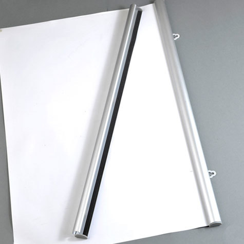 legatoria Listelli appendiposter in alluminio, 1000mm in alluminio anodizzato color argento, con cappucci di chiusura e gomma antiscivolo per tutta la lunghezza, spessore 26mm. La stecca superiore � fornita di 2 ganci di appensione. Compresa una seconda stecca per il lato inferiore.
