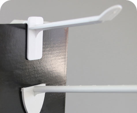 legatoria Gancio espositivo per blister forati, 150mm BIANCO, si fissa inserendo i ganci automatici su display di cartone.