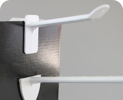 legatoria Gancio espositivo a U, per blister forati, 50mm BIANCO, si fissa inserendo i ganci automatici su display di cartone.