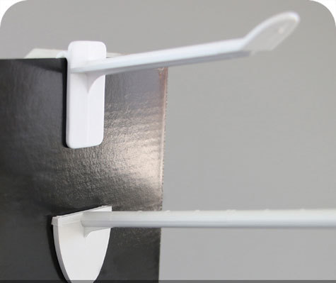 legatoria Gancio espositivo a U, per blister forati, 150mm BIANCO, si fissa inserendo i ganci automatici su display di cartone.