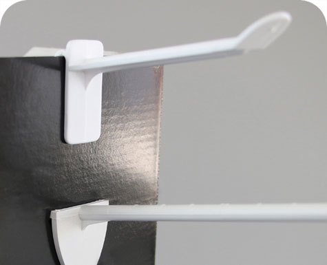 legatoria Gancio espositivo ad incastro, per blister forati, 100mm BIANCO, fissaggio ad incastro.