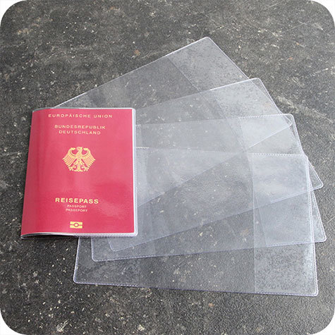 legatoria Copertina leggera per passaporti 130x90mm  TRASPARENTE, copertina con i 2 lati ripiegati a sacco per rivestire il passaporto, in PVC soft da 150 micron, misura aperta: 130x180mm, misura chiusa: 130x90mm (per documenti di viaggio).