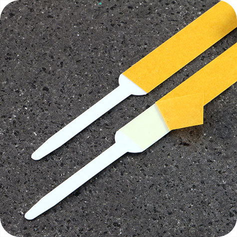 legatoria Linguetta autoadesiva 150x4-10mm BIANCO, lunghezza 150 mm, in metallo verniciato, con parte centrale pi larga per agevolarne la adesione. Prodotto originale tedesco. MADE IN GERMANY.