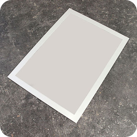 legatoria Cornice autoadesiva magnetica, ARGENTO, A3 AUTOADESIVA mediante nastro biadesivo in schiuma di PE, largo: 15mm, spessore: 1mm. Il foglio protettivo trasparente antiriflesso � adeso con nastro magnetico di larghezza 7 mm. Per fogli di dimensione A3(420x297mm). Dimensioni esterne: 440x317 mm. Area visibile: 410x287mm. Altezza profilo: 25mm..