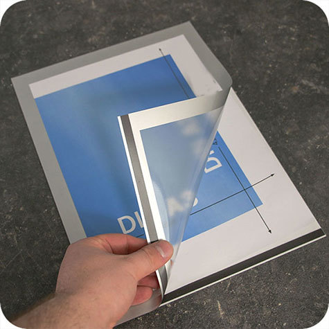 legatoria Cornice autoadesiva magnetica, ARGENTO, A3 AUTOADESIVA mediante nastro biadesivo in schiuma di PE, largo: 15mm, spessore: 1mm. Il foglio protettivo trasparente antiriflesso � adeso con nastro magnetico di larghezza 7 mm. Per fogli di dimensione A3(420x297mm). Dimensioni esterne: 440x317 mm. Area visibile: 410x287mm. Altezza profilo: 25mm..