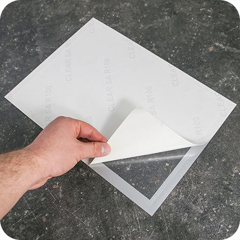 legatoria Cornice autoadesiva magnetica, ARGENTO, A3 AUTOADESIVA mediante nastro biadesivo in schiuma di PE, largo: 15mm, spessore: 1mm. Il foglio protettivo trasparente antiriflesso � adeso con nastro magnetico di larghezza 7 mm. Per fogli di dimensione A3(420x297mm). Dimensioni esterne: 440x317 mm. Area visibile: 410x287mm. Altezza profilo: 25mm..