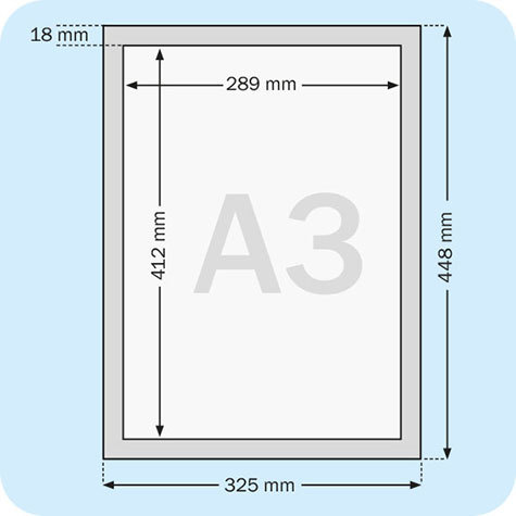 legatoria Cornice autoadesiva magnetica, ARGENTO, A3 AUTOADESIVA mediante nastro biadesivo in schiuma di PE, largo: 15mm, spessore: 1mm. Il foglio protettivo trasparente antiriflesso � adeso con nastro magnetico di larghezza 7 mm. Per fogli di dimensione A3(420x297mm). Dimensioni esterne: 440x317 mm. Area visibile: 410x287mm. Altezza profilo: 25mm..