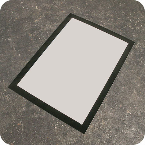 legatoria Cornice autoadesiva magnetica, NERA, A4 AUTOADESIVA mediante nastro biadesivo in schiuma di PE, largo: 15mm, spessore: 1mm. Il foglio protettivo trasparente antiriflesso  adeso con nastro magnetico di larghezza 7 mm. Per fogli di dimensione A4 (210x297mm). Dimensioni esterne: 230x317mm. Area visibile: 200x287. Altezza profilo: 25mm..