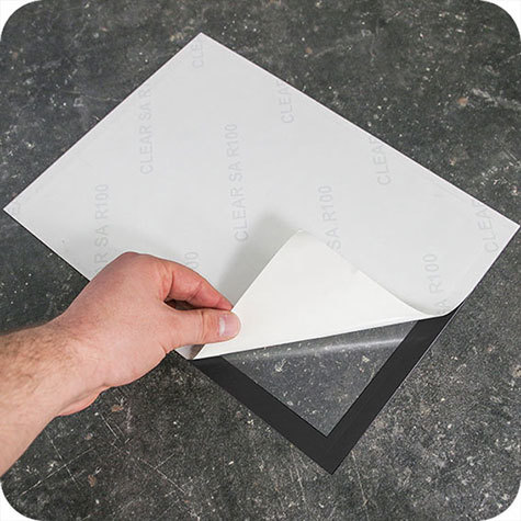 legatoria Cornice autoadesiva magnetica, NERA, A4 AUTOADESIVA mediante nastro biadesivo in schiuma di PE, largo: 15mm, spessore: 1mm. Il foglio protettivo trasparente antiriflesso  adeso con nastro magnetico di larghezza 7 mm. Per fogli di dimensione A4 (210x297mm). Dimensioni esterne: 230x317mm. Area visibile: 200x287. Altezza profilo: 25mm..