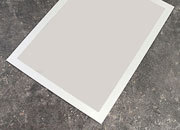 legatoria Cornice autoadesiva magnetica, ARGENTO, A4 AUTOADESIVA mediante nastro biadesivo in schiuma di PE, largo: 15mm, spessore: 1mm. Il foglio protettivo trasparente antiriflesso  adeso con nastro magnetico di larghezza 7 mm. Per fogli di dimensione A4 (210x297mm). Dimensioni esterne: 230x317mm. Area visibile: 200x287. Altezza profilo: 25mm. LEG133