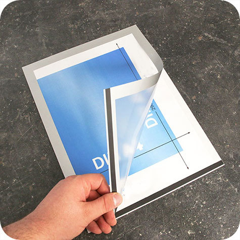 legatoria Cornice autoadesiva magnetica, ARGENTO, A4 AUTOADESIVA mediante nastro biadesivo in schiuma di PE, largo: 15mm, spessore: 1mm. Il foglio protettivo trasparente antiriflesso  adeso con nastro magnetico di larghezza 7 mm. Per fogli di dimensione A4 (210x297mm). Dimensioni esterne: 230x317mm. Area visibile: 200x287. Altezza profilo: 25mm..