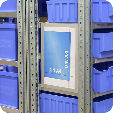 legatoria Cornice autoadesiva magnetica, ARGENTO, A4 AUTOADESIVA mediante nastro biadesivo in schiuma di PE, largo: 15mm, spessore: 1mm. Il foglio protettivo trasparente antiriflesso  adeso con nastro magnetico di larghezza 7 mm. Per fogli di dimensione A4 (210x297mm). Dimensioni esterne: 230x317mm. Area visibile: 200x287. Altezza profilo: 25mm..