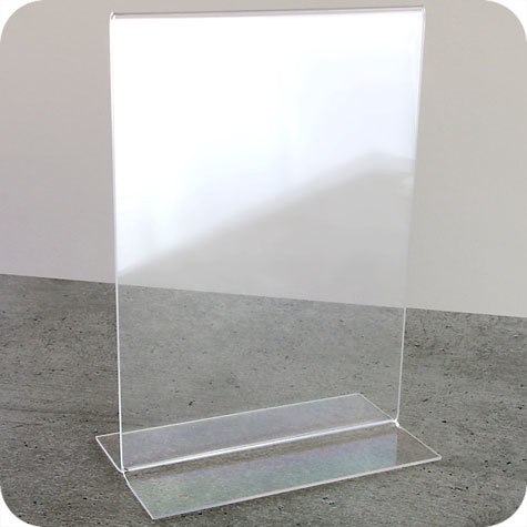 legatoria PortaLocandinaPlexiglass, DaTavoloBifacciale, A4verticale, 210x297mm PortaCartello TRASPARENTE, in Plexiglass da 1,5mm, formato A4 (211x300mm) a disposizione verticale, base a T larga 95mm. La disposizione perfettamente verticale consente di inserire un depliant visibile su entrambi i lati. Ideale per ogni tipo di comunicazione     .