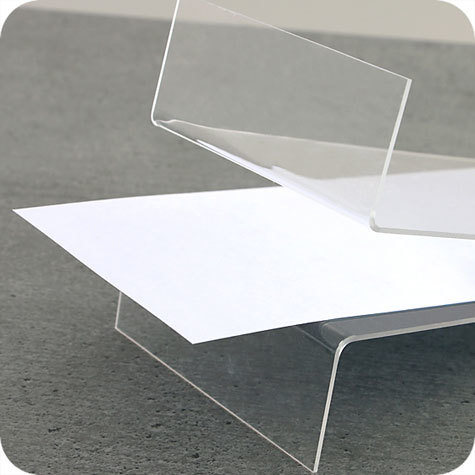 legatoria PortaLocandinaPlexiglass, DaTavoloBifacciale, A4verticale, 210x297mm PortaCartello TRASPARENTE, in Plexiglass da 1,5mm, formato A4 (211x300mm) a disposizione verticale, base a T larga 95mm. La disposizione perfettamente verticale consente di inserire un depliant visibile su entrambi i lati. Ideale per ogni tipo di comunicazione     .