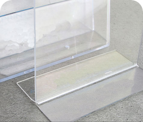 legatoria PortaLocandinaPlexiglass, DaTavoloBifacciale, A4verticale, 210x297mm PortaCartello TRASPARENTE, in Plexiglass da 1,5mm, formato A4 (211x300mm) a disposizione verticale, base a T larga 95mm. La disposizione perfettamente verticale consente di inserire un depliant visibile su entrambi i lati. Ideale per ogni tipo di comunicazione     .