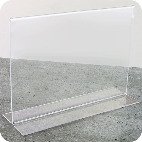 legatoria PortaLocandinaPlexiglass, DaTavoloBifacciale, A5verticale, 148x210mm PortaCartello TRASPARENTE, in Plexiglass da 1,5mm, formato A5 (149x212mm) a disposizione verticale, base a T larga 84mm. La disposizione perfettamente verticale consente di inserire un depliant visibile su entrambi i lati. Ideale per ogni tipo di comunicazione     .