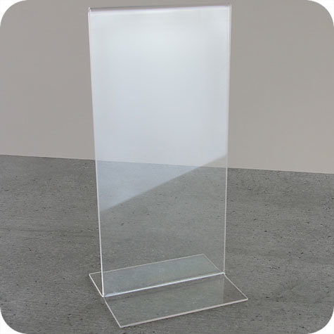 legatoria PortaLocandinaPlexiglass, DaTavoloBifacciale, DinLong, 99x210mm TRASPARENTE, formato DIN LONG (101x215mm) a disposizione verticale, base a T larga 84mm, in polistirene da 1,5mm. La disposizione perfettamente verticale consente di inserire un depliant visibile su entrambi i lati. Ideale per ogni tipo di comunicazione.