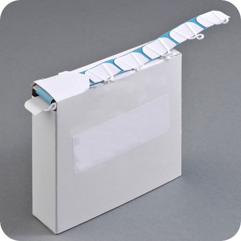 legatoria Appendi cartello autoadesivo, carta 17x28mm BIANCO, a doppio strato, il lacciuolo  incorporato tra i due lembi di carta, per appendere oggetti fino a 0,5 Kg.