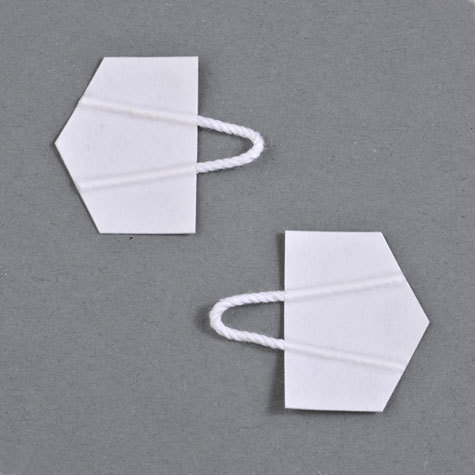 legatoria Appendi cartello adesivo, carta 24x31mm BIANCO, a doppio strato, il lacciuolo  incorporato tra i due lembi di carta, per appendere oggetti fino a 0,8 Kg. Aderiscono inumidendo la superficie rivestita di gomma arabica.