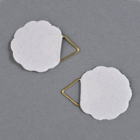 legatoria Appendi cartello adesivo, tela 30mm BIANCO, diametro 30mm, con bordi frastagliati, occhiello triangolare ottonato, per appendere oggetti fino a 1 Kg. Aderiscono inumidendo la superficie rivestita di gomma arabica,.