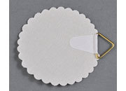 legatoria Appendi cartello adesivo, tela 45mm BIANCO, diametro 30mm, con bordi frastagliati, occhiello triangolare ottonato, per appendere oggetti fino a 1,2 Kg. Aderiscono inumidendo la superficie rivestita di gomma arabica, leg149